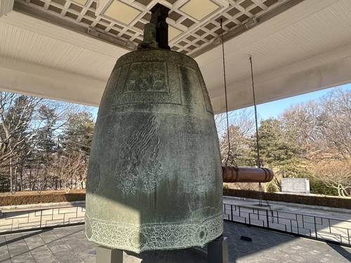 국보 '성덕대왕신종'     (경주=연합뉴스) 김예나 기자 = 경북 경주시 국립경주박물관 관내 종각에 전시된 국보 '성덕대왕신종' 모습. 사진은 지난해 1월 촬영한 것. 2025.9.24
    yes@yna.co.kr