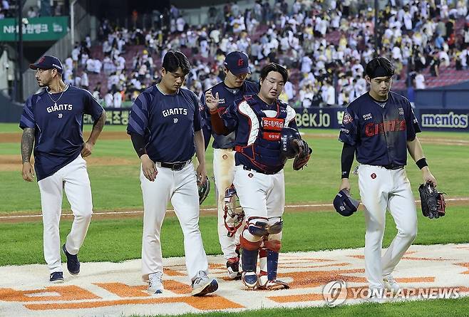 롯데, 끊어내지 못한 연패 (서울=연합뉴스) 임화영 기자 = 21일 서울 잠실야구장에서 열린 프로야구 롯데 자이언츠와 LG 트윈스의 경기에서 6-6으로 무승부한 롯데 선수들이 아쉬워하고 있다. 2025.8.21 hwayoung7@yna.co.kr