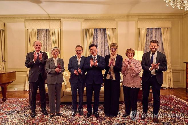 이재명 대통령, 외교·안보 오피니언 초청 만찬 (뉴욕=연합뉴스) 한상균 기자 = 이재명 대통령이 23일(현지시간) 미국 뉴욕의 한 호텔에서 열린 외교안보오피니언초청 만찬에서 참석자들과 기념촬영을 하고 있다.
    왼쪽부터 토마스 번 코리아 소사이어티 회장, 강경화 아시아 소사이어티 회장, 이안 브레머 유라시아그룹 회장, 이재명 대통령, 캐슬린 스티븐스 코리아 소사이어티 이사장, 수잔 엘리엇 미 외교정책위원회 회장, 다니엘 커츠-펠란 포린어페어스 편집장. [공동취재] 2025.9.24 
    [재판매 및 DB 금지] xyz@yna.co.kr