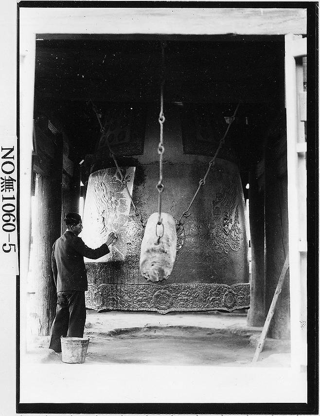 '천년의 소리' 성덕대왕신종…'에밀레종'으로 친숙한 우리나라 대표 범종 (경주=연합뉴스) 국보 '성덕대왕신종'은 우리에게 '에밀레종'이라는 이름으로 친숙하다. 
    국가유산청 국가유산포털은 "국보 '상원사 동종', 보물 '청주 운천동 출토 동종'과 더불어 우리나라에 남아있는 완전한 형태의 통일신라시대 범종 3구 중 하나"라고 소개한다.
    일제강점기였던 1915년에는 경주부 관아였던 옛 경주박물관으로 옮겨졌고, 1975년 국립경주박물관이 현재 위치에 신축되면서 야외 종각에 전시돼 있다. 사진은 국보 '성덕대왕신종'의 옛 모습으로, 일제강점기 당시 촬영된 유리 건판 자료. 2025.9.24 [국립중앙박물관 제공. 재판매 및 DB 금지] photo@yna.co.kr