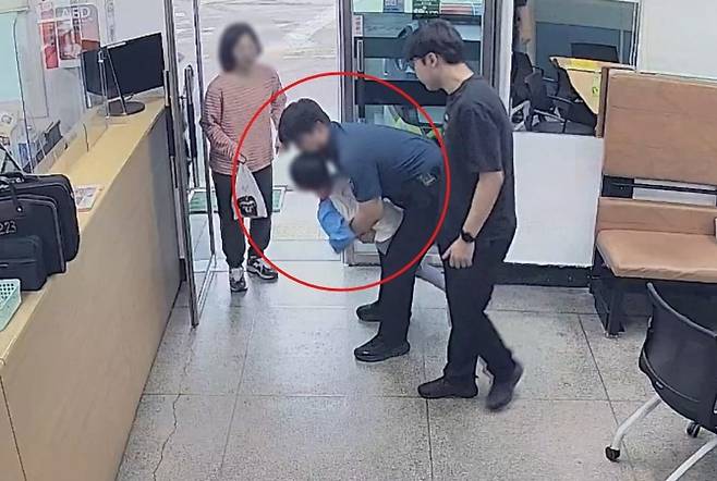 하임리히법 하는 춘천경찰 [춘천경찰서 제공. 재판매 및 DB 금지]