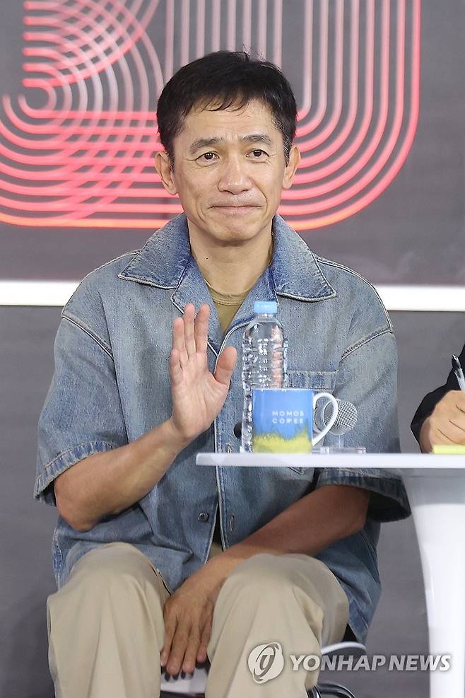 부산 관객들에게 인사하는 양조위 (부산=연합뉴스) 류효림 기자 = 배우 량차오웨이(양조위)가 24일 부산 해운대구 우동 영화의전당에서 열린 제30회 부산국제영화제 '사일런스 프렌드' 오픈토크에서 관객들에게 인사하고 있다. 2025.9.24 ryousanta@yna.co.kr