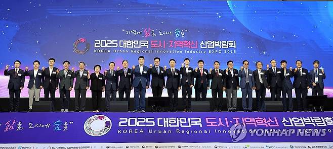 2025 대한민국 도시·지역혁신산업박람회 개막식 (삼척=연합뉴스) 양지웅 기자 = 24일 강원 삼척시 정라지구에서 열린 2025 대한민국 도시·지역혁신 산업박람회 개막식에서 황재훈 박람회 추진위원장, 김재홍 연합뉴스 상무, 박상수 삼척시장 등 참석자들이 기념 촬영하고 있다. 2025.9.24 yangdoo@yna.co.kr
