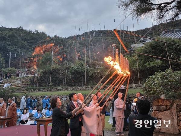 박용철 강화군수와 한승희 강화군의회 의장, 불교계 인사 등이 20일 장엄사에서 펼쳐진 낙화축제에서 불을 붙이고 있다. 2025.9.20 /정진오기자 schild@kyeongin.com