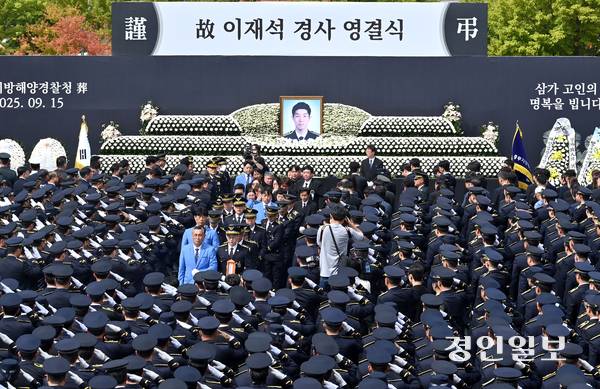 15일 인천시 서구 인천해양경찰서에서 엄수된 ‘해양경찰관 고(故) 이재석 경사 영결식’에서 고인의 영정과 운구 행렬이 영결식장을 떠나고 있다. 2025.9.15 /김용국기자 yong@kyeongin.com