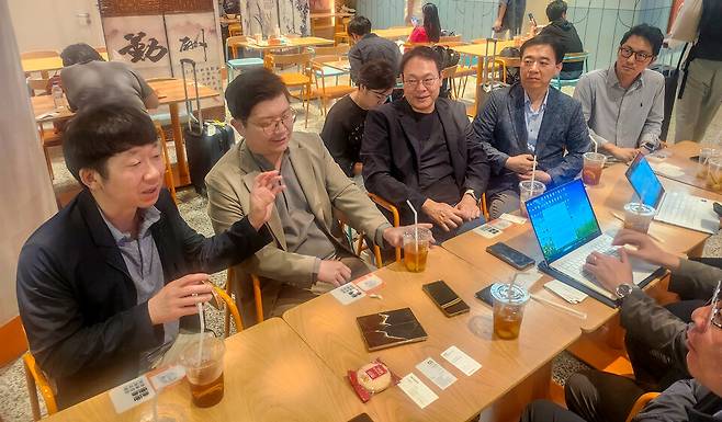 ▲ 25일 김동연 경기지사와 함께 중국 경기도대표단으로 모인 '경기도 AI 리더스' 기업인들이 소감 등을 전하고 있다. /사진제공=경기도