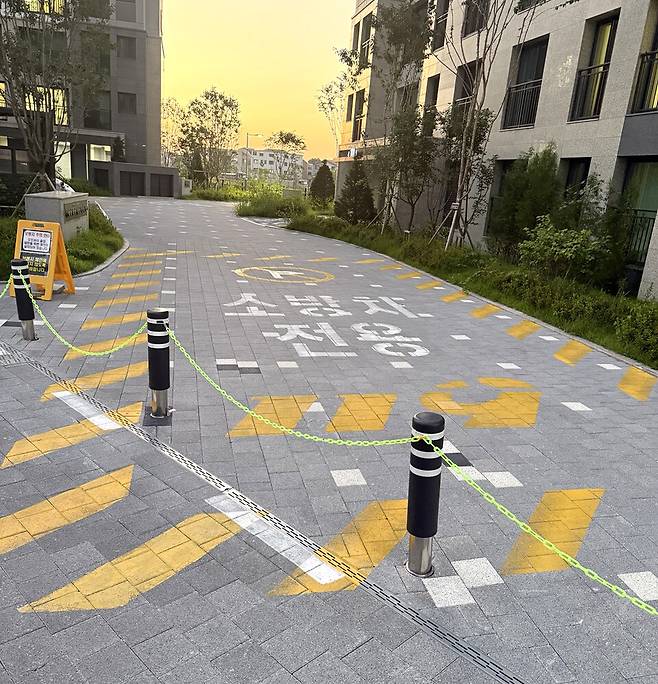 ▲&nbsp;소방차 전용 구역 앞에 이동형 볼라드를 설치해 과태료를 부과받은 파주 한 아파트./사진=독자제공