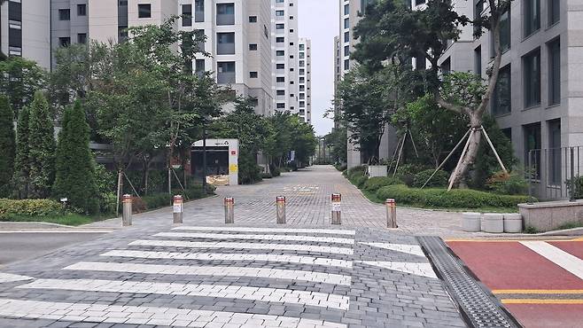 ▲&nbsp;수원 한 아파트 소방차 전용 구역 앞에 설치된 이동형 볼라드.