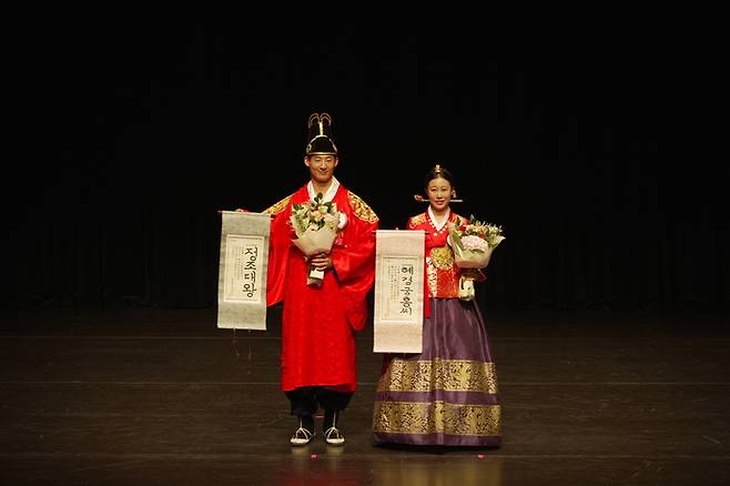 '2025 정조대왕 능행차 공동재현' 화성 구간의 정조대왕과 혜경궁 홍씨 역으로 선발된 김주한 씨와 한예진 씨. 사진=화성시청