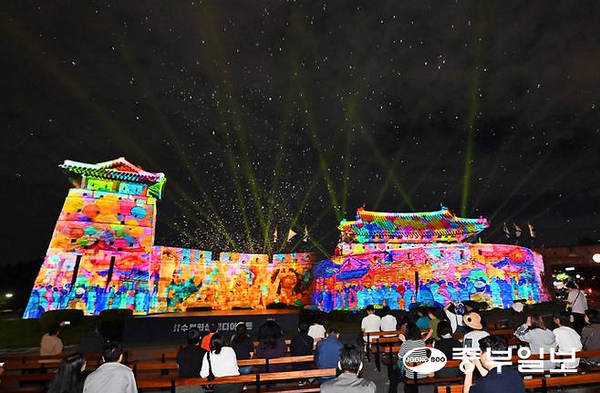 2025 수원화성 미디어아트 개막을 앞둔 가운데 수원시 팔달구 수원화성 화서문 일대에서 미디어아트쇼 리허설이 진행되고 있다. 제5회 수원화성 미디어아트는 오는 27일부터 10월 12일까지 16일간 화서문을 중심으로 '만천명월 정조의 꿈, 빛이 되다 시즌5 새빛향연(饗宴)' 주제로 열린다. 김경민기자