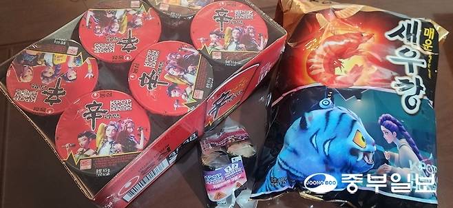 넷플릭스 애니메이션 '케이팝 데몬 헌터스' 캐릭터가 인쇄된 라면과 과자, 삼각김밥 상품이 잇따라 출시되고 있다. 사진=독자제공