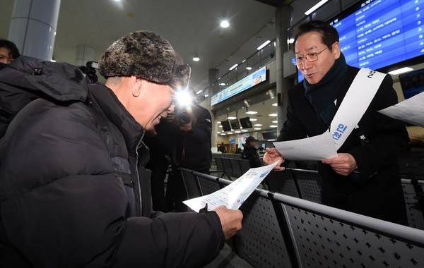 인천항연안여객터미널에서 인천아이(i) 바다패스 홍보.