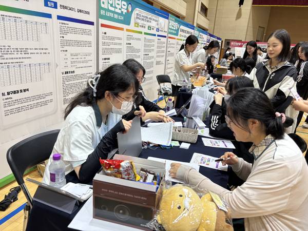 안성여고가 운영 중인 레인보우프로젝트에 참가한 학생들이 성과 발표회를 하고 있다.