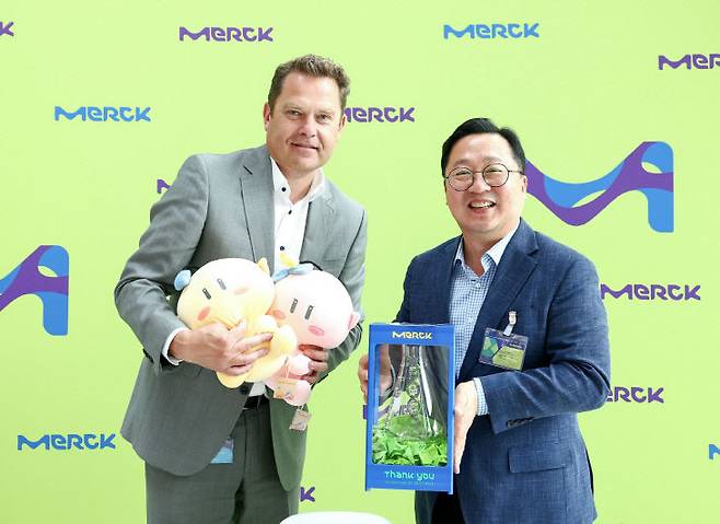 이장우 대전시장이 7월 28일(현지시간) 독일 다름슈타트에 있는 머크(Merck) 본사를 방문해 쟝 샤를 위르트(Jean-Charles Wirth) 신임 라이프 사이언스 CEO와 만나 상호 협력 방안을 논의했다. 사진제공은 대전시