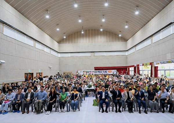 아산종합사회복지관(관장 이영해)은 지난 16일 영인초등학교 어진빛 누리관에서 가치 놀자 함께 놀자!라는 슬로건을 내세우고 세대통합 온마을 화합 대축제를 개최했다.