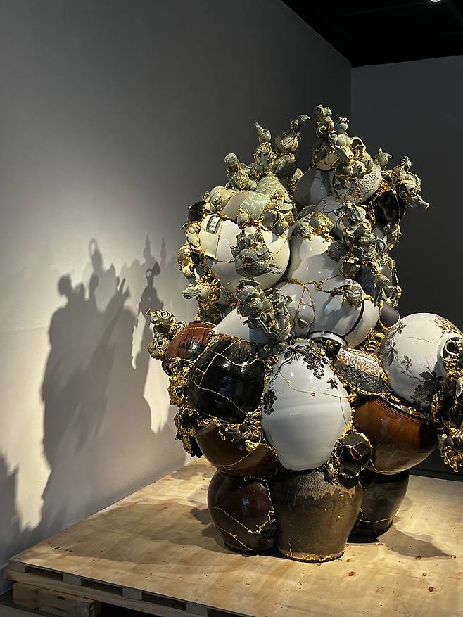 사진 위로부터 박찬경 사진 연작 ‘모임’과 가운데 놓인 설치작업 ‘맨발’, 김주연作 ‘Metamorphosis’, 이수경作 ‘번역된 도자기’