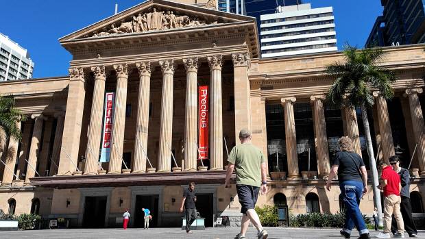 호주 퀸즐랜드 주 브리즈번 시청 앞 다양한 국가의 사람들이 광장을 거닐고 있다