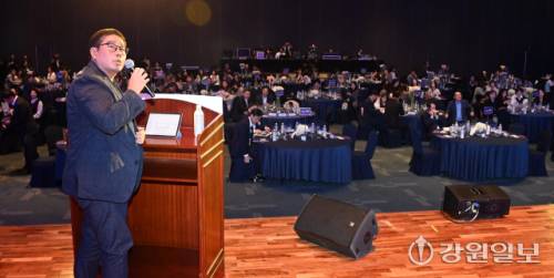 ◇‘강원랜드와 함께하는 2025강원이코노믹서밋’이 25일 정선 하이원 그랜드호텔 컨벤션홀에서 열려 이승현 디지털플랫폼정부위원회 AI플랫폼혁신국장이