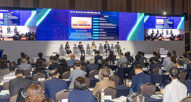 24일 울산전시컨벤션센터에서 열린 'SK-울산상공회의소 2025 울산포럼'에서 패널들이 '제조AI Biz. 모델과 메가 샌드박스 구현 방안'의 주제로 토의를 하고 있다. 최지원 기자