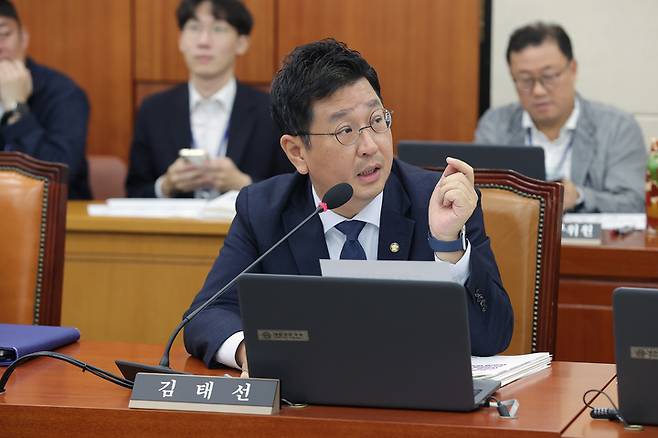 김태선 의원은 "집권 여당 국회의원으로서 산업재해 근절, 하청·특수고용노동자 보호 강화, 기후위기 대응, 지역 환경과 주민 건강 보호에 집중하겠다"라고 각오를 다졌다.