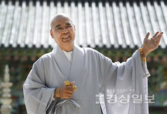 ▲ 8개의 박사학위를 취득한 자현스님은 국내 최다 박사학위 보유자로 기록돼 있다. 김동수기자 dskim@ksilbo.co.kr