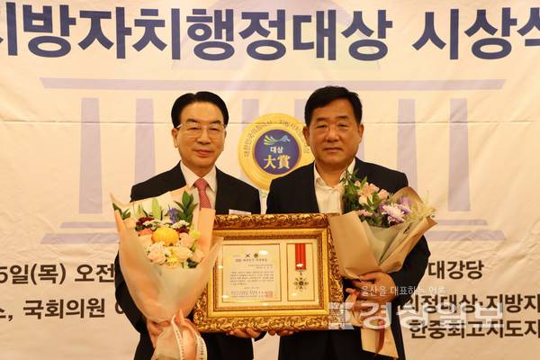 국민의힘 박성민 의원이 25일 국회도서관 대강당에서 열린 '제13회 2025대한민국의정대상·지방자치행정대상 시상식'에서 '2025대한민국의정대상'을 수상하고 기념촬영을 하고 있다. 박성민의원실 제공