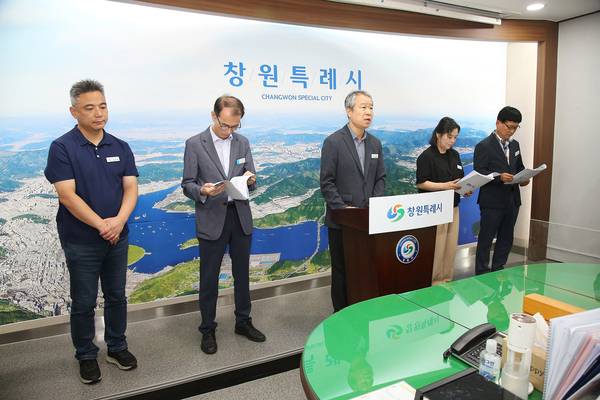 이종덕(가운데) 창원시 하수도사업소장이 25일 창원시청 프레스센터에서 정례 브리핑을 하고 있다. /창원시