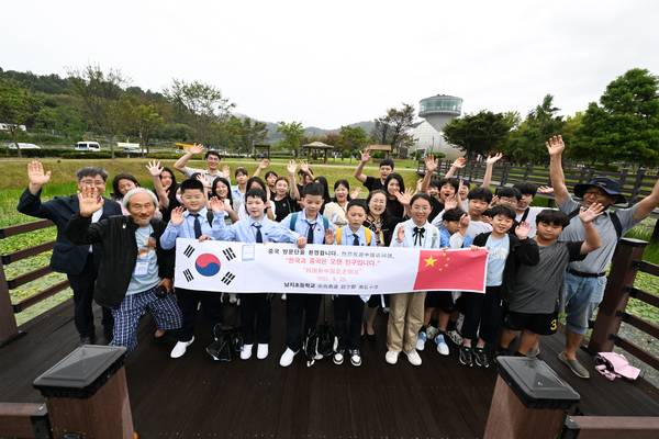 우포 따오기의 고향마을인 중국 산시성 양현지역 어린이들이 이인식 우포자연학교장 초청으로 24일부터 27일까지 창녕 우포늪을 방문하고 있다. 25일 오전 중국 어린이들이 창녕군 대합면 주매리 우포늪체험장 주변을 구경하고 있다. 따오기는 2008년 10월 17일 창녕군 유어면 세진리 우포늪 복원센터에 도착했고 복원에 성공한 후 2019년 5월 22일 첫 자연방사 됐다. /김구연 기자
