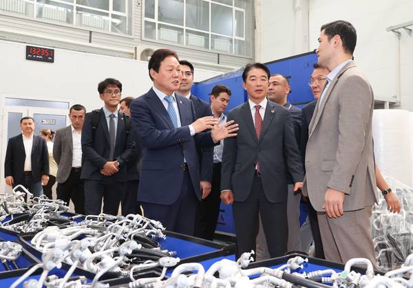 박완수 도지사를 비롯한 경남대표단이 24일 우즈베키스탄 타슈켄트주가 주최한 지역 기업 교류 행사에 참석해 이야기를 나누고 있다. /경남도