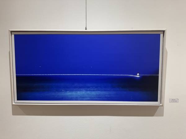 사천 바다를 찍은 이상원 사진가의 '푸른 밤 1'. /이서후 기자