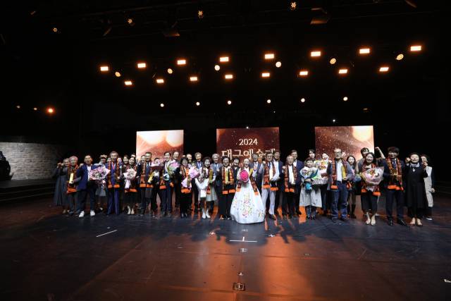 2024대구예술제 예술상 수상자와 가족들. 대구예총