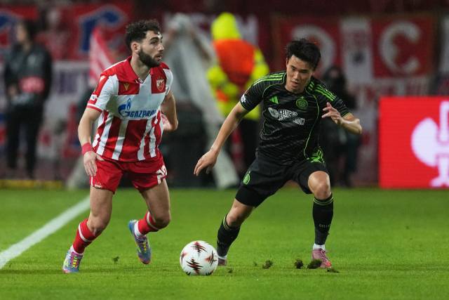 셀틱의 양현준이 25일 세르비아 베오그라드에서 열린 2025-2026 UEL 리그 페이즈 1차전 도중 츠르베나 즈베즈다의 나이르 티크니잔에게 달려들고 있다. 연합뉴스