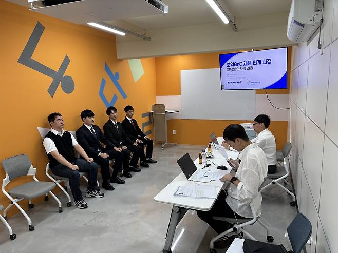 한국폴리텍대학 포항캠퍼스가 지난 23일 지역산업 인재양성 교육센터에서 원익QnC 채용연계 협약반 교육생 면접을 실시했다. /포항캠퍼스 제공