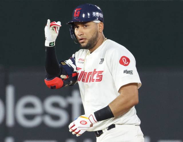 롯데 자이언츠 레이예스가 지난 7월 1일 부산 사직야구장에서 열린 2025 프로야구 LG 트윈스전에서 8회 말 1타점 좌중간 2루타를 친 뒤 인사하고 있다. 연합뉴스