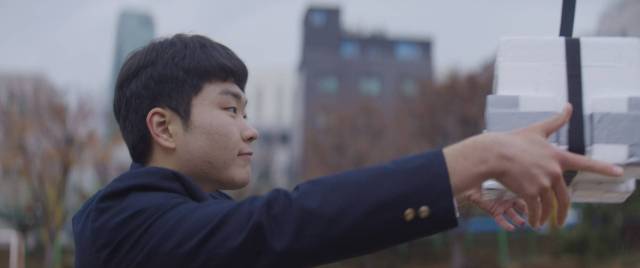 손경수 감독의 '아코디언 도어'에 출연한 문우진. 제30회 부산국제영화제 비전 시상식에서 올해의 배우상을 받았다. BIFF 제공