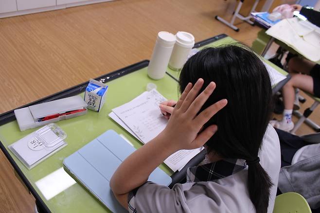 ▲ 백일장 행사에 참여한 포항중앙여고 학생이 작품을 창작하기 위해 글감을 고민하고 있다.