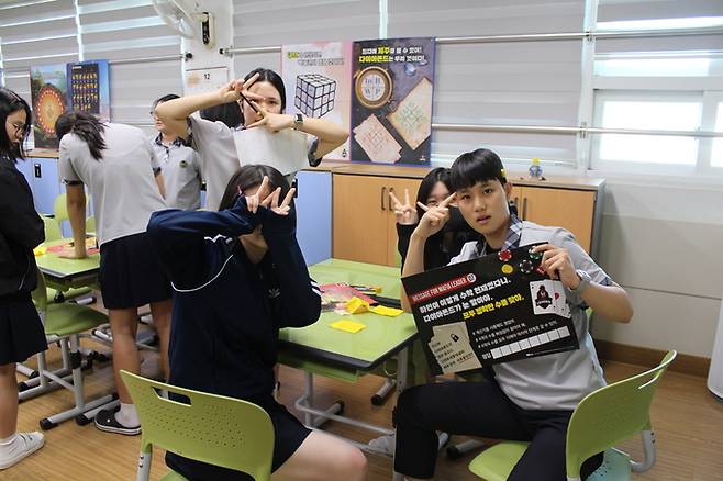 ▲ 포항중앙여고 학생들이 수학과 친해지는 날 행사에 참여해 수학 보드게임을 하고 있다.
