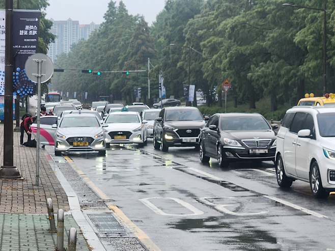 ▲ 출근 피크 시간대에 승용차, 택시, 화물차 등이 한 줄로 길게 이어져 있으며, 신호 주기 내에 빠져나가지 못한 채 정체가 이어지고 있다.서의수 기자