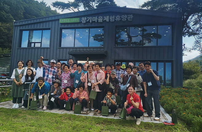 ▲ 16일 의성군 오상2리 주민들이 양산시 창기마을 체험휴양관 앞에서 선진지 견학을 마친 뒤 기념사진을 찍으며 마을 공동체 문화 브랜드화 가능성을 점검했다. 사곡면 오상2리 제공