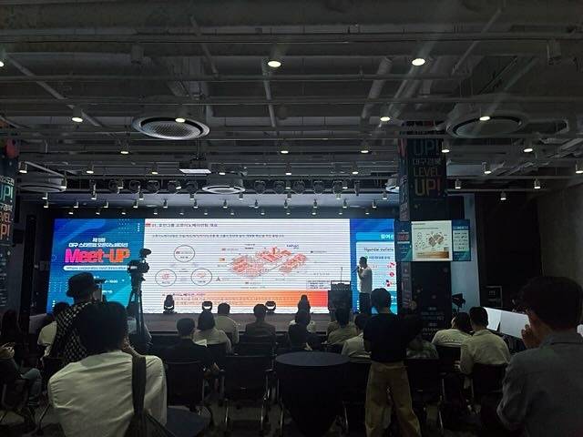 25일 열린 '2025 대구경북 스타트업 페스티벌' 스타트업 OI 밋업에서 한 참가자가 사업모델을 소개하고 있다. 김명환 기자