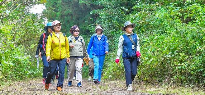 26일부터 28일까지 제주시 조천읍 교래리 삼다수 숲길에서 2025 교래삼다수마을 지질트레일이 열린다. 사진은 지난해 행사에서 숲길을 걷는 탐방객들 모습.(제주일보 자료사진)