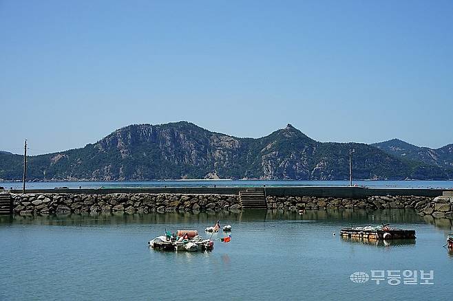 연홍도 서쪽 해변에서 바라본 금당도 복개산
