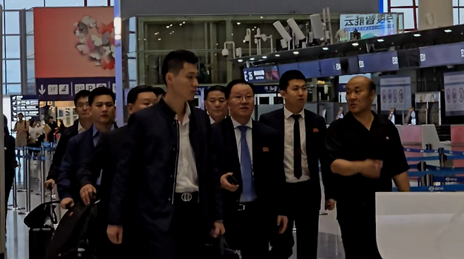 김선경 북한 외무상 부상 일행이 뉴욕행 항공편 탑승을 위해 베이징 서우두 공항에서 이동하는 모습 (사진=이윤상 베이징 특파원)