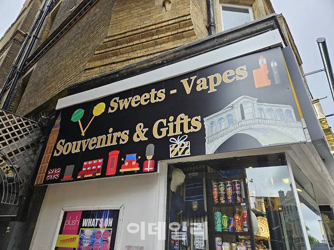옥스포드 중심가에 위치한 잡화점 모습. 전자담배를 사탕처럼 표현했다. (사진=안치영 기자)
