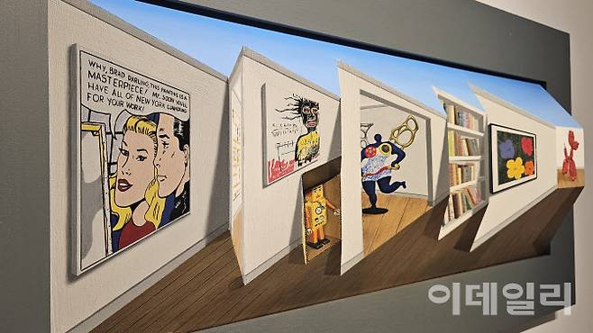 패트릭 휴즈의 ‘갤러리’(Gallery 2024, 46.1×97.4×13.5㎝). 나무보드에 작가가 직접 그린 그림을 디지털 방식으로 복제·인쇄해 잘라낸 뒤 부분부분 콜라주하고 나머지 빈공간은 유화로 완성한 ‘멀티플’ 연작 중 하나다. 아래는 옆으로 이동해 바라본 같은 작품이다(사진=오현주 문화전문기자).