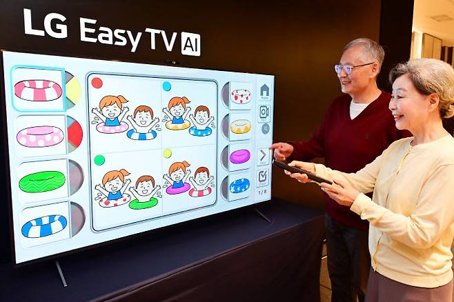 LG전자가 시니어 고객이 쉽게 사용하고, 시니어 고객을 케어하는 ‘LG 이지 TV(LG Easy TV)’를 국내에 출시하며 시니어 TV 시장을 연다고 25일 밝혔다. LG전자 모델이 시니어 고객을 위한 엔터테인먼트 서비스 중 두뇌건강 게임을 즐기고 있다.(사진=LG전자)