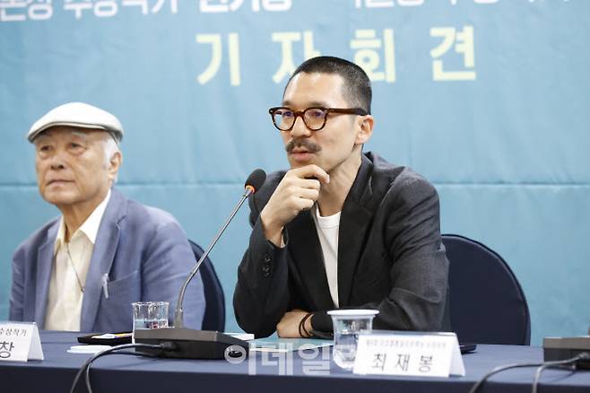 ‘제9회 이호철통일로문학상’ 특별상을 수상한 김기창(오른쪽) 작가가 25일 서울 중구 한국프레스센터에서 열린 기자회견에서 소감을 말하고 있다. 왼쪽은 올해 ‘이호철통일로문학상’ 수상자인 현기영 작가. (사진=은평구)