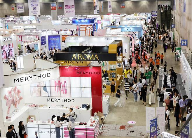 지난 11일 경기도 고양시 킨텍스 제2전시장에서 열린 ‘2025 K-뷰티 엑스포 코리아’에서 많은 관람객들이 전시장을 둘러보고 있다. (사진=연합뉴스)