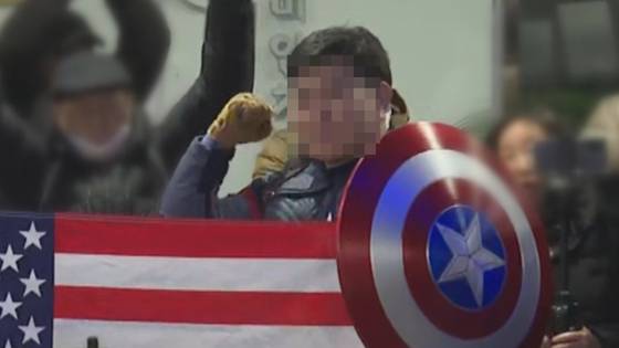 '캡틴 아메리카' 복장을 한 40대 안모 씨. 〈사진=연합뉴스〉