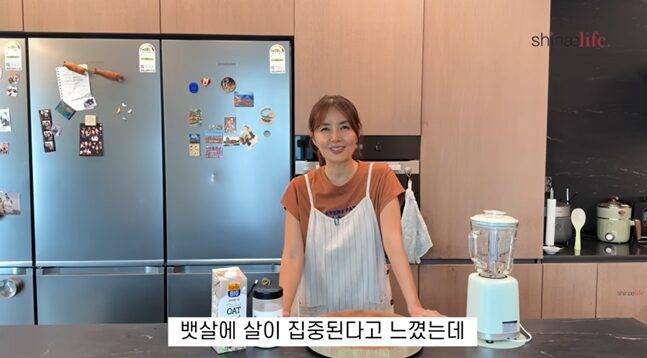 신애라는 갱년기로 접어들며 뱃살이 찌기 시작했다고 말했다. [사진=유튜브 캡처]